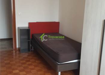 Affittasi STANZA SINGOLA CON BAGNO in comune